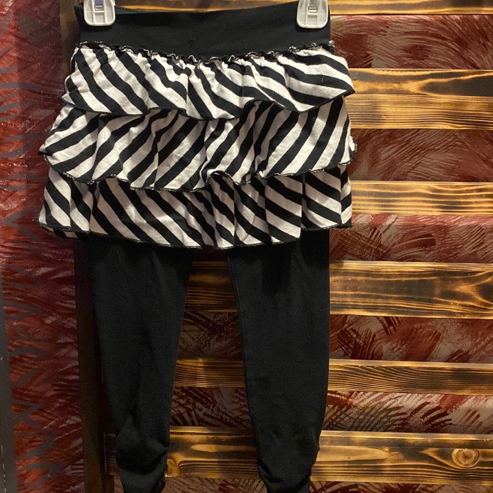 Girls Sz. 5t, Xhilaration leggings with 3 ruffles. 95% cotton and 5% spandex
